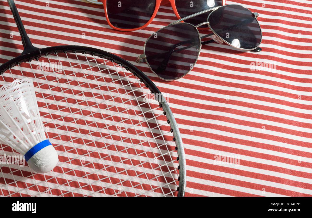Bannière de badminton. Raquette, volant et lunettes de soleil pour homme et femme. Nature morte Banque D'Images