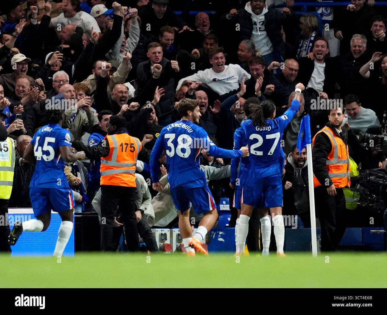 Estevao de Chelsea (obsédé) célèbre après avoir marqué son deuxième but lors du match de premier League à Stamford Bridge, Londres. Date de la photo : samedi 4 octobre 2025. Banque D'Images