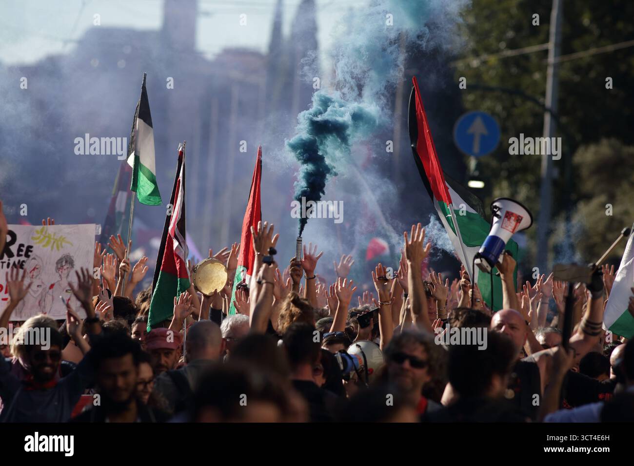 Rome, Italie. 4 octobre 2025. Rome, Italie : rassemblement massif Pro-Gaza / Pro-Palestine à Rome, Italie. Des milliers de personnes protestent contre la politique gouvernementale à l'égard d'Israël à San Giovanni. ANTONIO NARDELI / ALAMY LIVE NEWS Banque D'Images