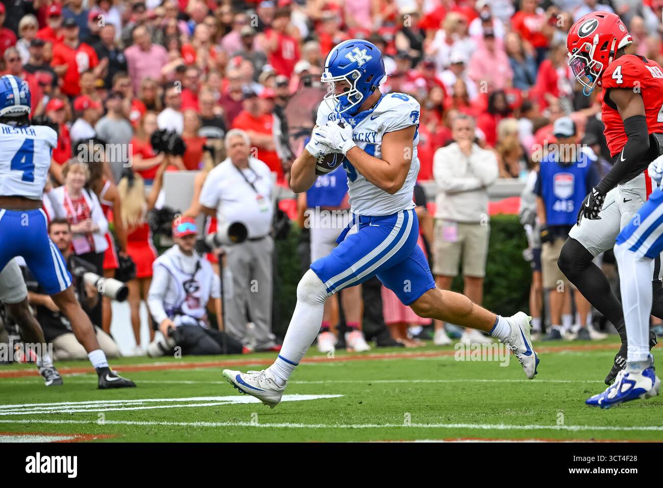 ATHENS, GA - OCTOBER 04: Kentucky Wildcats tight end Josh Kattus (84) scores a touchdown in the first half of the college football game between the Kentucky Wildcats and the University of Georgia Bulldogs on October 4, 2025 at Sanford Stadium in Athens, GA. (Photo by John Adams/Icon Sportswire) (Icon Sportswire via AP Images) Banque D'Images