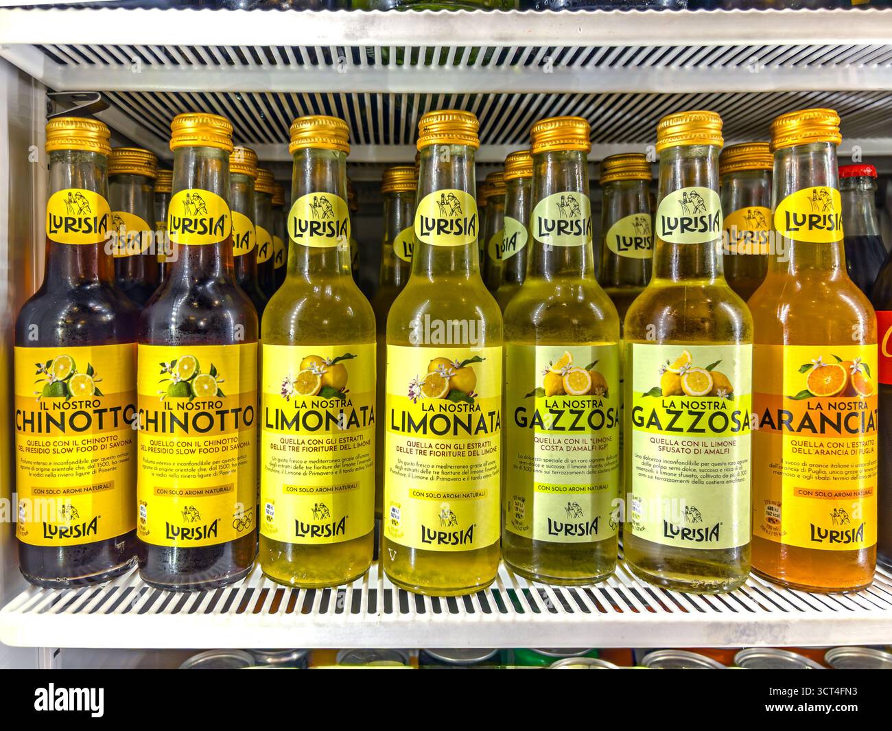 Italie - 4 octobre 2025 : Chionotto, limonade et soda orange de Lurisia en bouteilles exposées dans la section réfrigérée. Lurisia est une marque italienne Banque D'Images