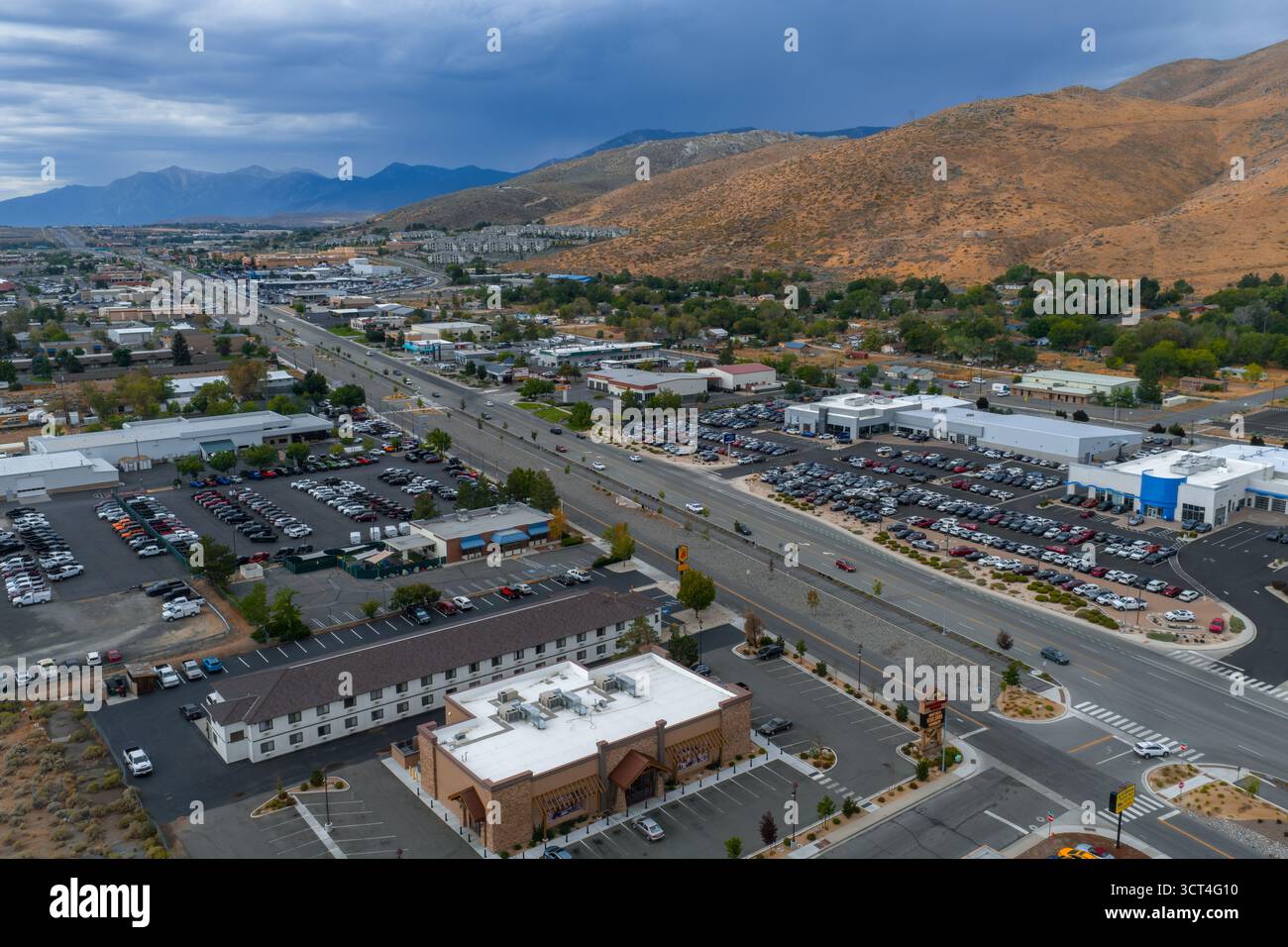 Vue aérienne de Carson City avec routes, bâtiments et collines Banque D'Images