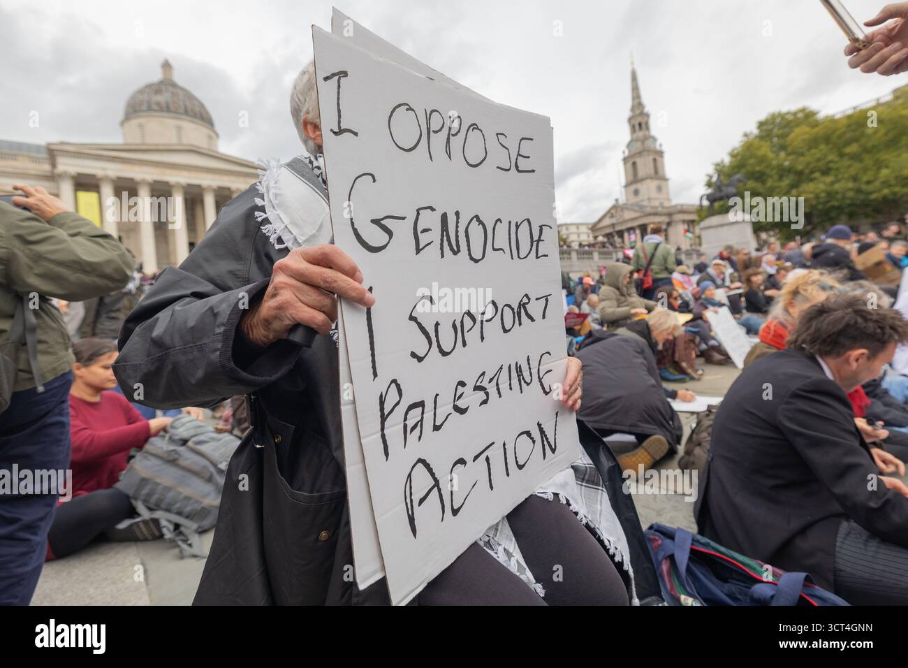 Trafalgar Square, Londres, Royaume-Uni. 4 octobre 2025. Défendre nos jurys organisent une manifestation non violente à action directe à Trafalgar Square à Londres. L'objectif de la manifestation est de lever l'interdiction de Palestine action, qui a été interdite en tant que groupe terroriste en juillet 2025 en vertu de la loi britannique de 2000 sur le terrorisme. La police avait demandé aux organisateurs de la manifestation de masse contre l’interdiction de Palestine action de la reporter afin que les ressources puissent être utilisées pour protéger les communautés juives et musulmanes après l’attaque terroriste dans une synagogue de Manchester. Penelope Barritt/Alamy Live News Banque D'Images