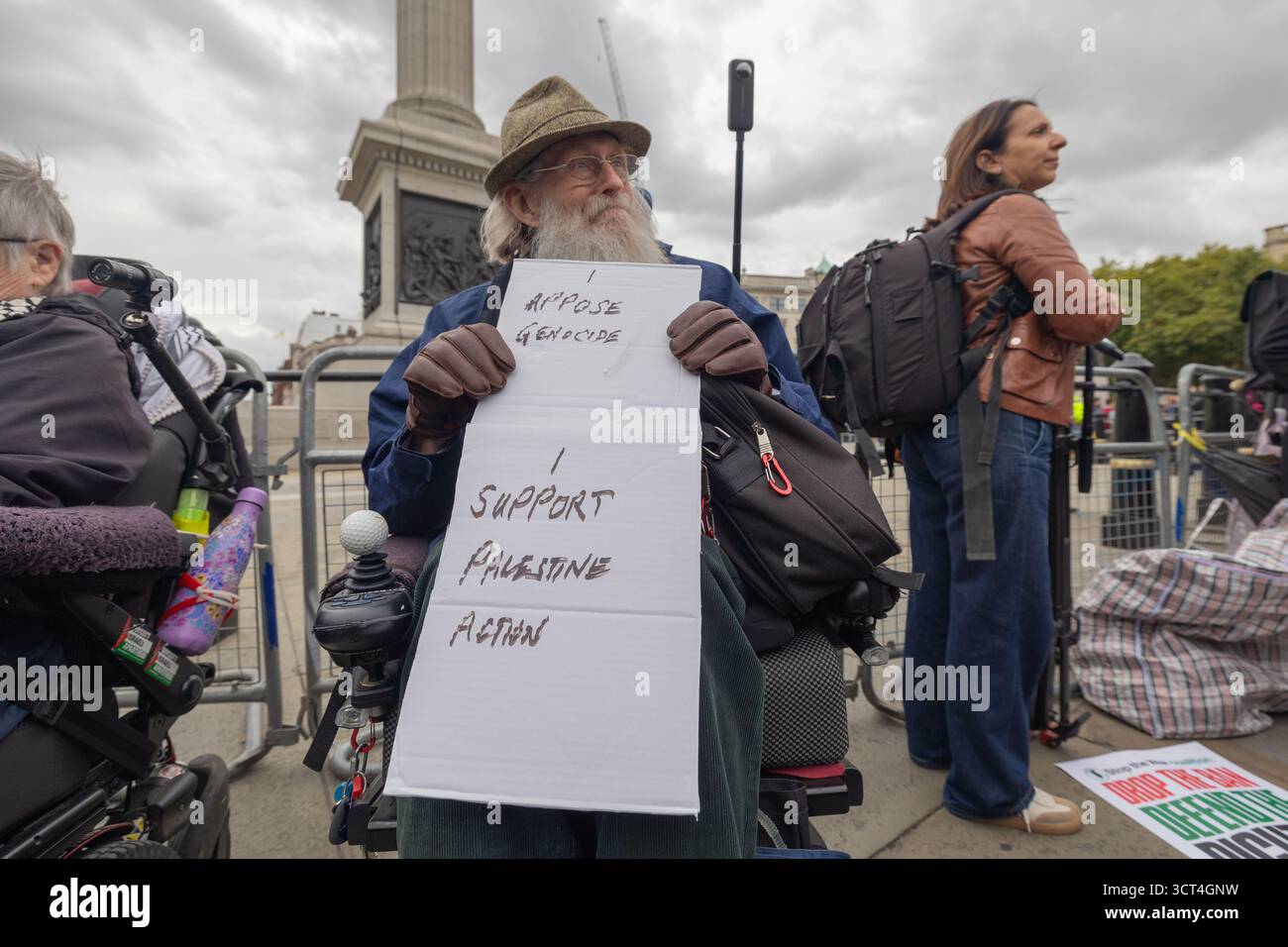Trafalgar Square, Londres, Royaume-Uni. 4 octobre 2025. Défendre nos jurys organisent une manifestation non violente à action directe à Trafalgar Square à Londres. L'objectif de la manifestation est de lever l'interdiction de Palestine action, qui a été interdite en tant que groupe terroriste en juillet 2025 en vertu de la loi britannique de 2000 sur le terrorisme. La police avait demandé aux organisateurs de la manifestation de masse contre l’interdiction de Palestine action de la reporter afin que les ressources puissent être utilisées pour protéger les communautés juives et musulmanes après l’attaque terroriste dans une synagogue de Manchester. Penelope Barritt/Alamy Live News Banque D'Images