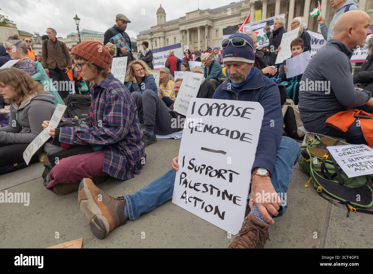 Trafalgar Square, Londres, Royaume-Uni. 4 octobre 2025. Défendre nos jurys organisent une manifestation non violente à action directe à Trafalgar Square à Londres. L'objectif de la manifestation est de lever l'interdiction de Palestine action, qui a été interdite en tant que groupe terroriste en juillet 2025 en vertu de la loi britannique de 2000 sur le terrorisme. La police avait demandé aux organisateurs de la manifestation de masse contre l’interdiction de Palestine action de la reporter afin que les ressources puissent être utilisées pour protéger les communautés juives et musulmanes après l’attaque terroriste dans une synagogue de Manchester. Penelope Barritt/Alamy Live News Banque D'Images