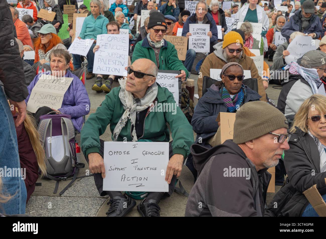 Trafalgar Square, Londres, Royaume-Uni. 4 octobre 2025. Défendre nos jurys organisent une manifestation non violente à action directe à Trafalgar Square à Londres. L'objectif de la manifestation est de lever l'interdiction de Palestine action, qui a été interdite en tant que groupe terroriste en juillet 2025 en vertu de la loi britannique de 2000 sur le terrorisme. La police avait demandé aux organisateurs de la manifestation de masse contre l’interdiction de Palestine action de la reporter afin que les ressources puissent être utilisées pour protéger les communautés juives et musulmanes après l’attaque terroriste dans une synagogue de Manchester. Penelope Barritt/Alamy Live News Banque D'Images