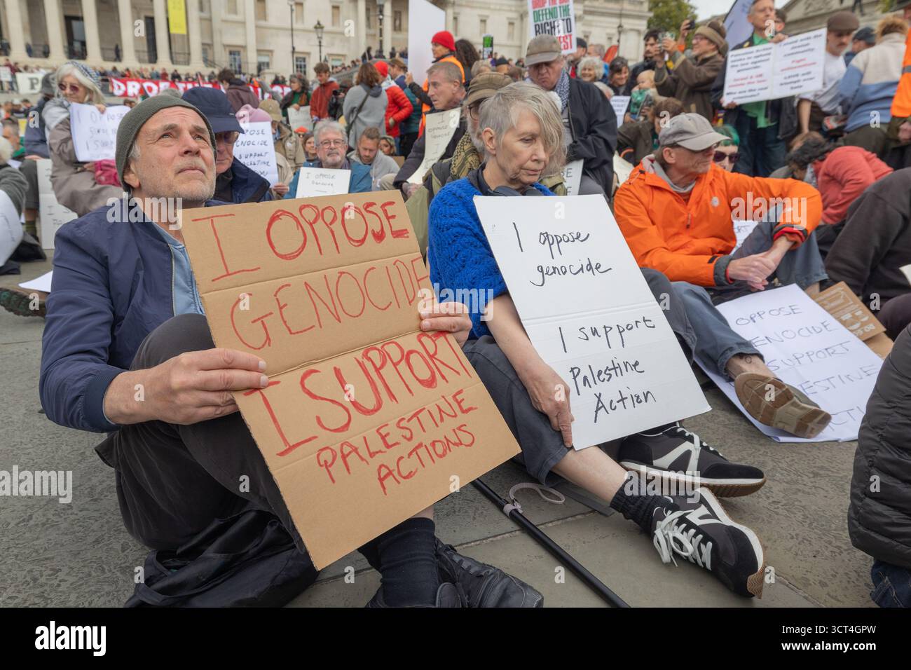 Trafalgar Square, Londres, Royaume-Uni. 4 octobre 2025. Défendre nos jurys organisent une manifestation non violente à action directe à Trafalgar Square à Londres. L'objectif de la manifestation est de lever l'interdiction de Palestine action, qui a été interdite en tant que groupe terroriste en juillet 2025 en vertu de la loi britannique de 2000 sur le terrorisme. La police avait demandé aux organisateurs de la manifestation de masse contre l’interdiction de Palestine action de la reporter afin que les ressources puissent être utilisées pour protéger les communautés juives et musulmanes après l’attaque terroriste dans une synagogue de Manchester. Penelope Barritt/Alamy Live News Banque D'Images