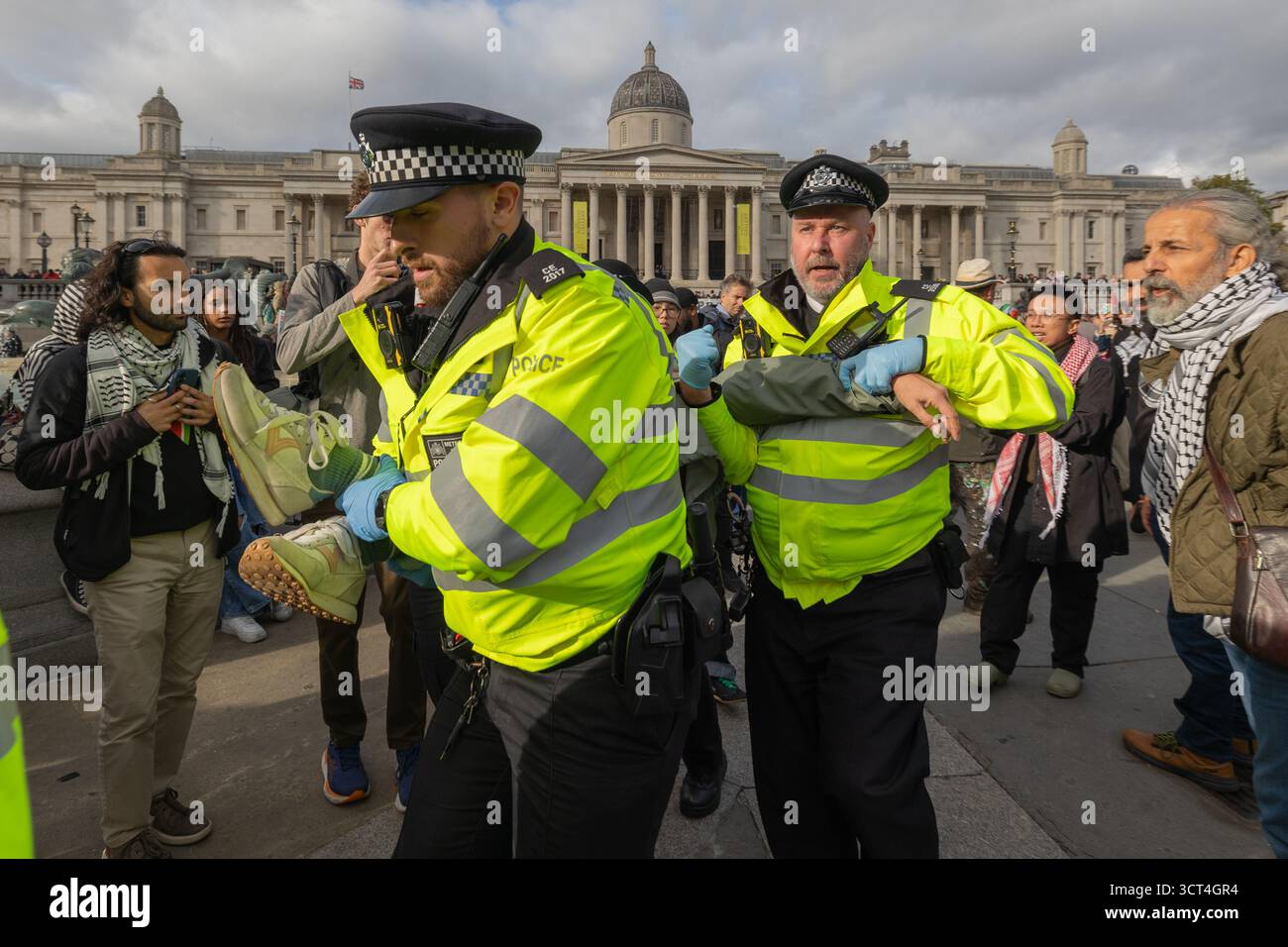 Trafalgar Square, Londres, Royaume-Uni. 4 octobre 2025. Défendre nos jurys organisent une manifestation non violente à action directe à Trafalgar Square à Londres. L'objectif de la manifestation est de lever l'interdiction de Palestine action, qui a été interdite en tant que groupe terroriste en juillet 2025 en vertu de la loi britannique de 2000 sur le terrorisme. La police avait demandé aux organisateurs de la manifestation de masse contre l’interdiction de Palestine action de la reporter afin que les ressources puissent être utilisées pour protéger les communautés juives et musulmanes après l’attaque terroriste dans une synagogue de Manchester. Penelope Barritt/Alamy Live News Banque D'Images
