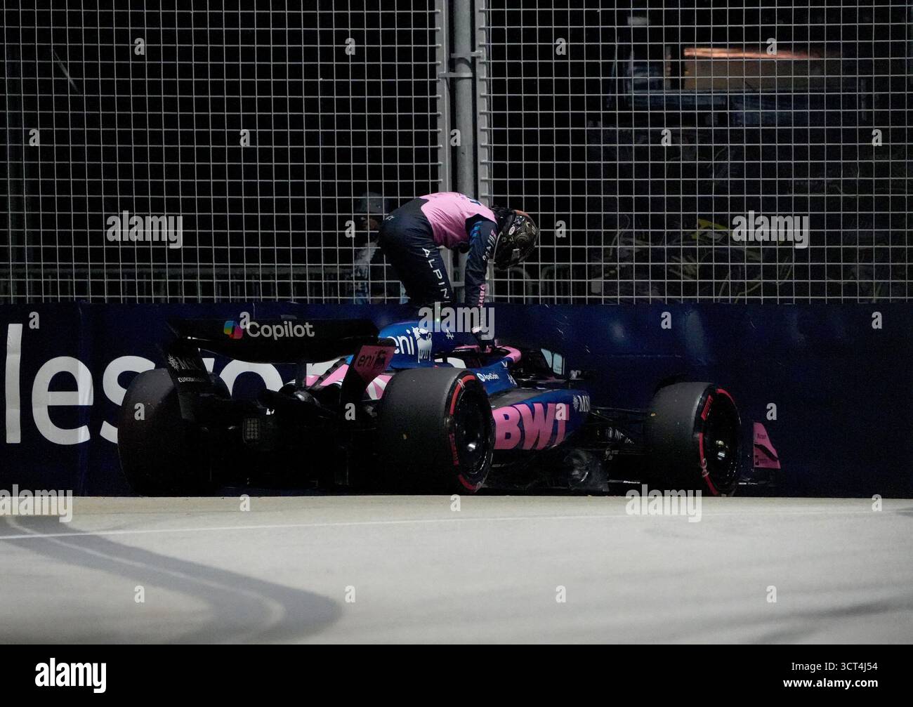 4 octobre 2025, Marina Bay Street circuit, Singapour, FORMULE 1 SINGAPORE AIRLINES SINGAPORE GRAND PRIX 2025, dans la photo Pierre Gasly (FRA), BWT Alpine F1 Team est trop rapide et frappe la barrière de la piste, il sort de la voiture indemne. Banque D'Images