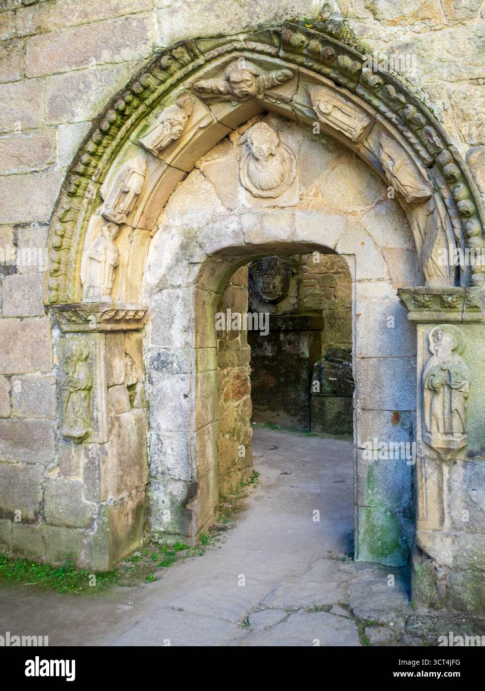 Portail sculpté en pierre des ruines de l'église Santo Domingo, Pontevedra Banque D'Images