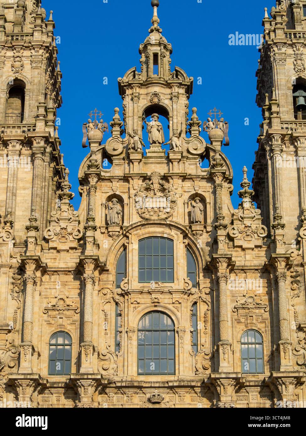 Détail de la façade de l'Obradoiro de la cathédrale Saint-Jacques-de-Compostelle avec Saint Jacques et ses disciples Athanase et Théodore statues au sommet Banque D'Images