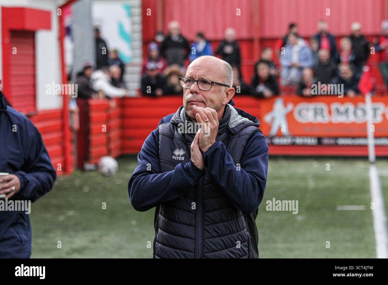 Le manager de Tamworth, Andy Peaks, applaudit les supporters avant le coup d’envoi au Lamb Ground. Banque D'Images