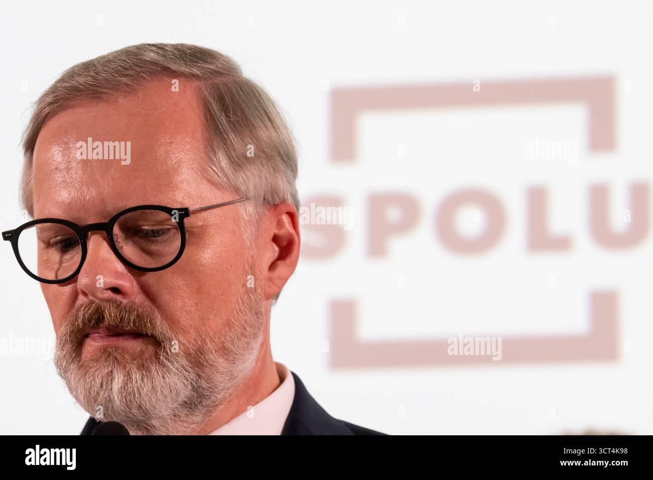 Prague, République tchèque. 04 octobre 2025. Il ne sera pas possible de former un gouvernement avec le contexte actuel, a déclaré le premier ministre Petr Fiala (ODS), photo, félicitant ANO pour sa victoire électorale lors de la conférence de presse au siège électoral de SPOLU (coalition gouvernementale ensemble) lors des élections législatives tchèques de 2025 à Prague, République tchèque, le 4 octobre 2025. Crédit : Ondrej Deml/CTK photo/Alamy Live News Banque D'Images