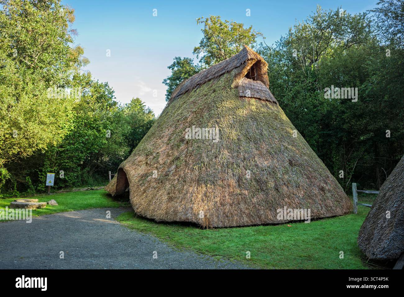 Maisons rondes de fermes préhistoriques avec des murs de ferraille et de griffes et détail de baie de fumée dans le parc du patrimoine d'Irlande Banque D'Images