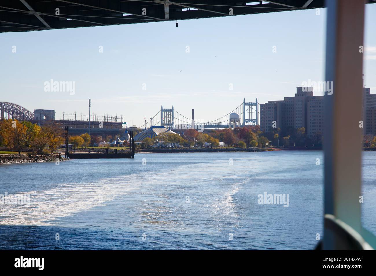 Le Circque du Soleile à Ward Island et le pont Robert Keenedy sur East River et Queens, New York City, États-Unis Banque D'Images