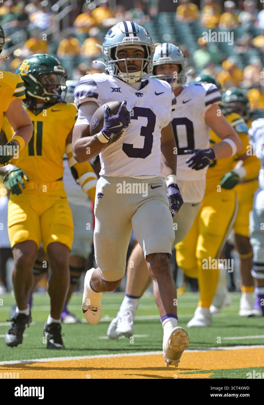 October 04, 2025 Kansas State Wildcats running back Dylan Edwards (3) scores a touchdown during the 2nd half of the NCAA Football game between Kansas State Wildcats the and Baylor Bears at McLane Stadium in Waco, Texas. Matthew Lynch/CSM (Credit Image: © Matthew Lynch/Cal Sport Media) (Cal Sport Media via AP Images) Banque D'Images