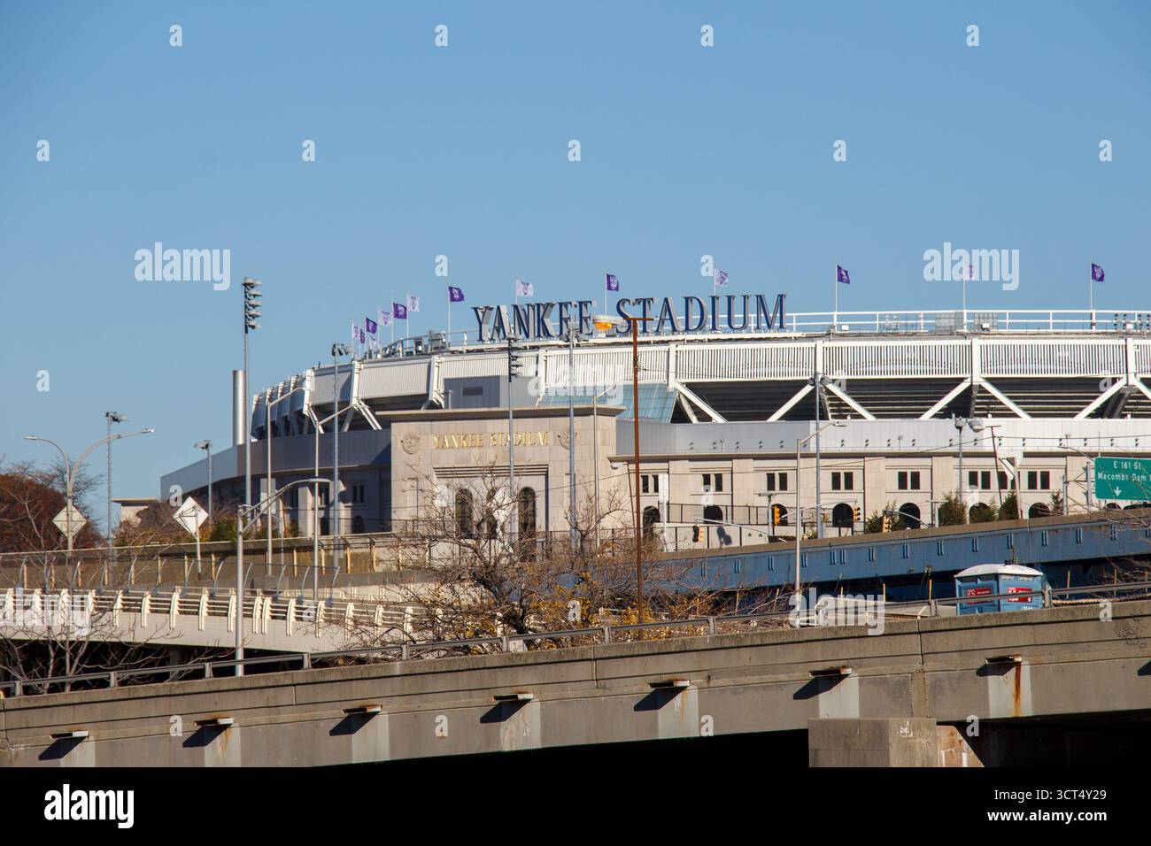 Le stade de baseball Yankee Stadium au bord de la rivière Harlem, dans le Bronx, New York City, États-Unis Banque D'Images