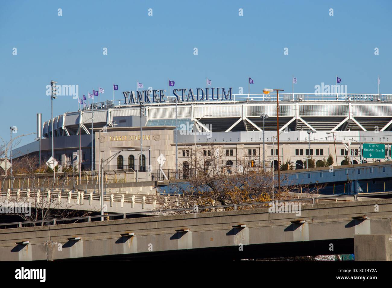 Le stade de baseball Yankee Stadium au bord de la rivière Harlem, dans le Bronx, New York City, États-Unis Banque D'Images