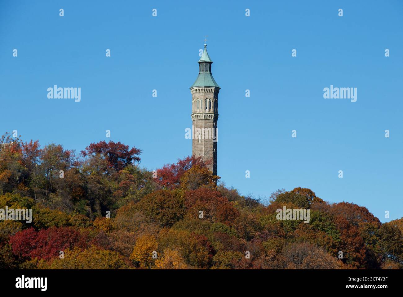 Le château d'eau Highbridge et l'automne laisse des arbres colorés sur la rive de la rivière Harlem, Harlem, Manhattan, New York, États-Unis Banque D'Images