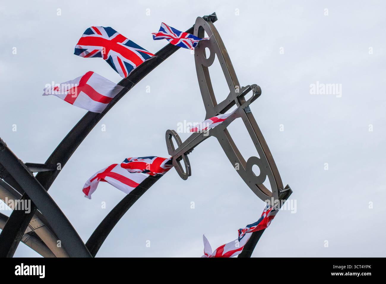 Des drapeaux patriotiques ont été placés sur l'île Spitfire à Birmingham, au Royaume-Uni. Les drapeaux de l'Union Jack et de l'Angleterre ont été drapés sur la sculpture Sentinel qui se trouve près du site où les emblématiques avions Spitfire ont été produits pendant la seconde Guerre mondiale. Sentinel est une sculpture de 16 mètres de haut (52 pieds) de Tim Tolkien, installée sur l'île Spitfire, un rond-point à l'intersection de la route Chester et de l'A47 Fort Parkway à l'entrée du domaine Castle Vale à Birmingham, en Angleterre. Banque D'Images