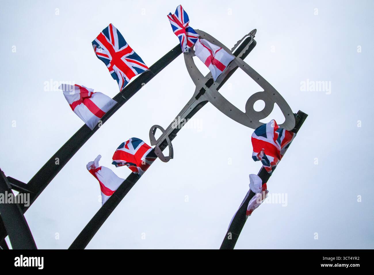 Des drapeaux patriotiques ont été placés sur l'île Spitfire à Birmingham, au Royaume-Uni. Les drapeaux de l'Union Jack et de l'Angleterre ont été drapés sur la sculpture Sentinel qui se trouve près du site où les emblématiques avions Spitfire ont été produits pendant la seconde Guerre mondiale. Sentinel est une sculpture de 16 mètres de haut (52 pieds) de Tim Tolkien, installée sur l'île Spitfire, un rond-point à l'intersection de la route Chester et de l'A47 Fort Parkway à l'entrée du domaine Castle Vale à Birmingham, en Angleterre. Banque D'Images