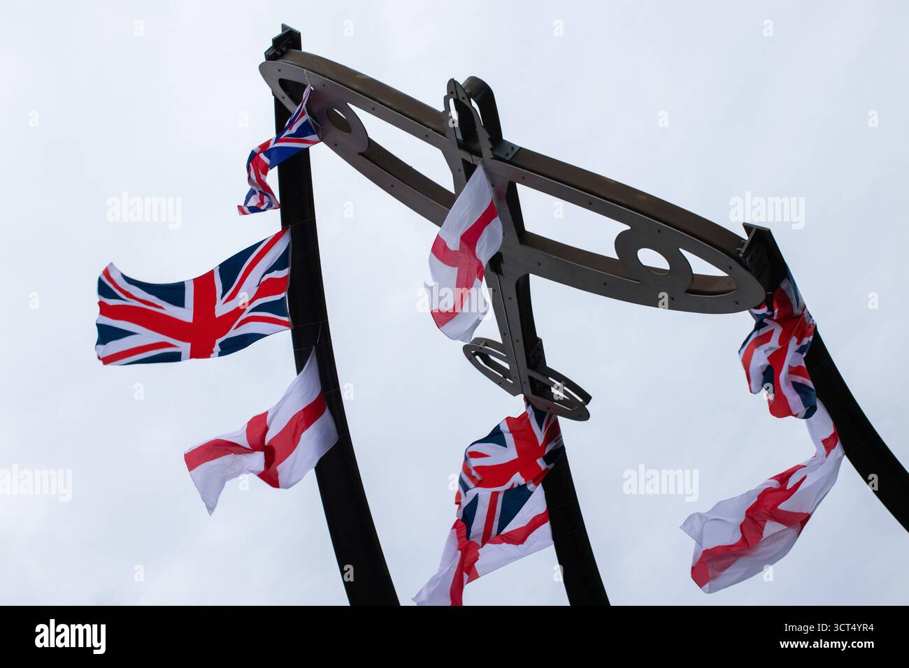 Des drapeaux patriotiques ont été placés sur l'île Spitfire à Birmingham, au Royaume-Uni. Les drapeaux de l'Union Jack et de l'Angleterre ont été drapés sur la sculpture Sentinel qui se trouve près du site où les emblématiques avions Spitfire ont été produits pendant la seconde Guerre mondiale. Sentinel est une sculpture de 16 mètres de haut (52 pieds) de Tim Tolkien, installée sur l'île Spitfire, un rond-point à l'intersection de la route Chester et de l'A47 Fort Parkway à l'entrée du domaine Castle Vale à Birmingham, en Angleterre. Banque D'Images
