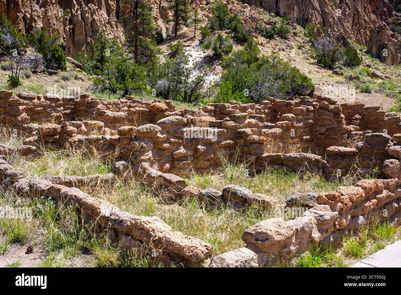 Vestiges de murs de pierre de structures vivantes appartenant à des peuples indigènes à l'époque préhistorique au Bandelier National Monument Park, Los Alamos, NM, États-Unis Banque D'Images