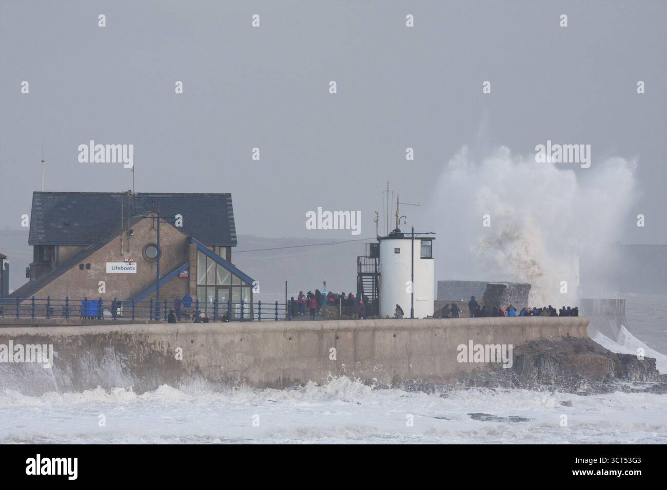 Porthcawl, pays de Galles du Sud, Royaume-Uni. 4 octobre 2025. Météo britannique : grandes vagues le long de la côte cet après-midi causées par la tempête Amy. La foire de Coney Beach devait avoir son dernier jour aujourd'hui, et au revoir les feux d'artifice ce soir, mais retardés jusqu'à demain à cause de la tempête. Crédit : Andrew Bartlett/Alamy Live News Banque D'Images Porthcawl, pays de Galles du Sud, Royaume-Uni. 4 octobre 2025. Météo britannique : grandes vagues le long de la côte cet après-midi causées par la tempête Amy. La foire de Coney Beach devait avoir son dernier jour aujourd'hui, et au revoir les feux d'artifice ce soir, mais retardés jusqu'à demain à cause de la tempête. Crédit : Andrew Bartlett/Alamy Live News Banque D'Images