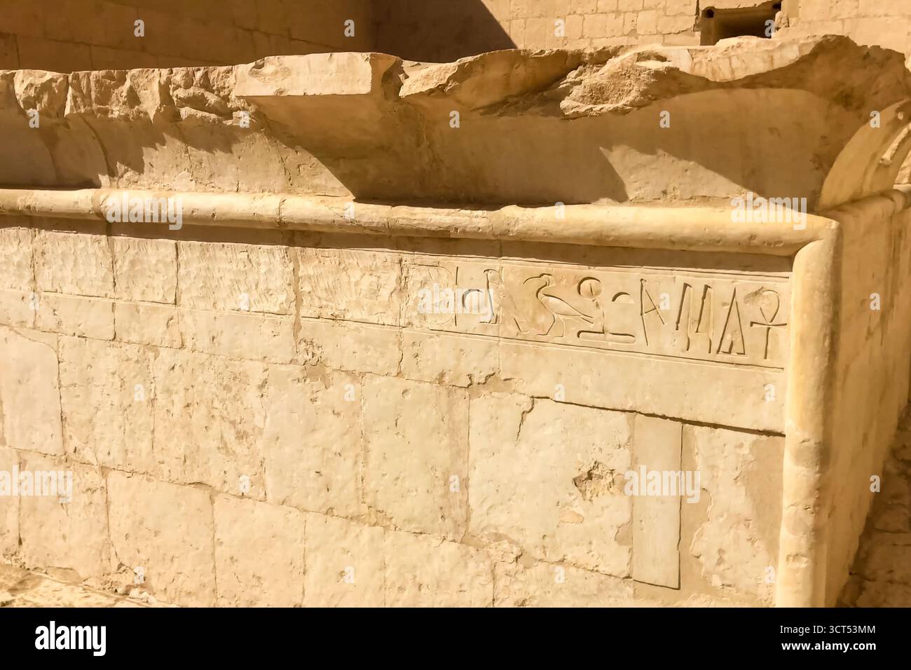 Les hiéroglyphes égyptiens et les dessins sur les murs et colonnes. La langue égyptienne, la vie des anciens dieux et les gens en hiéroglyphes et dessins Banque D'Images