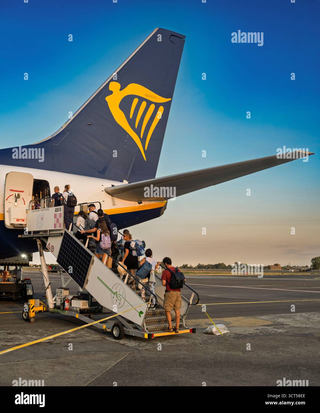 09 septembre 2025. Catane, Sicile, Italie. Touristes embarquant par la porte arrière d'un avion Ryanair dans un été en fin d'après-midi.z Banque D'Images