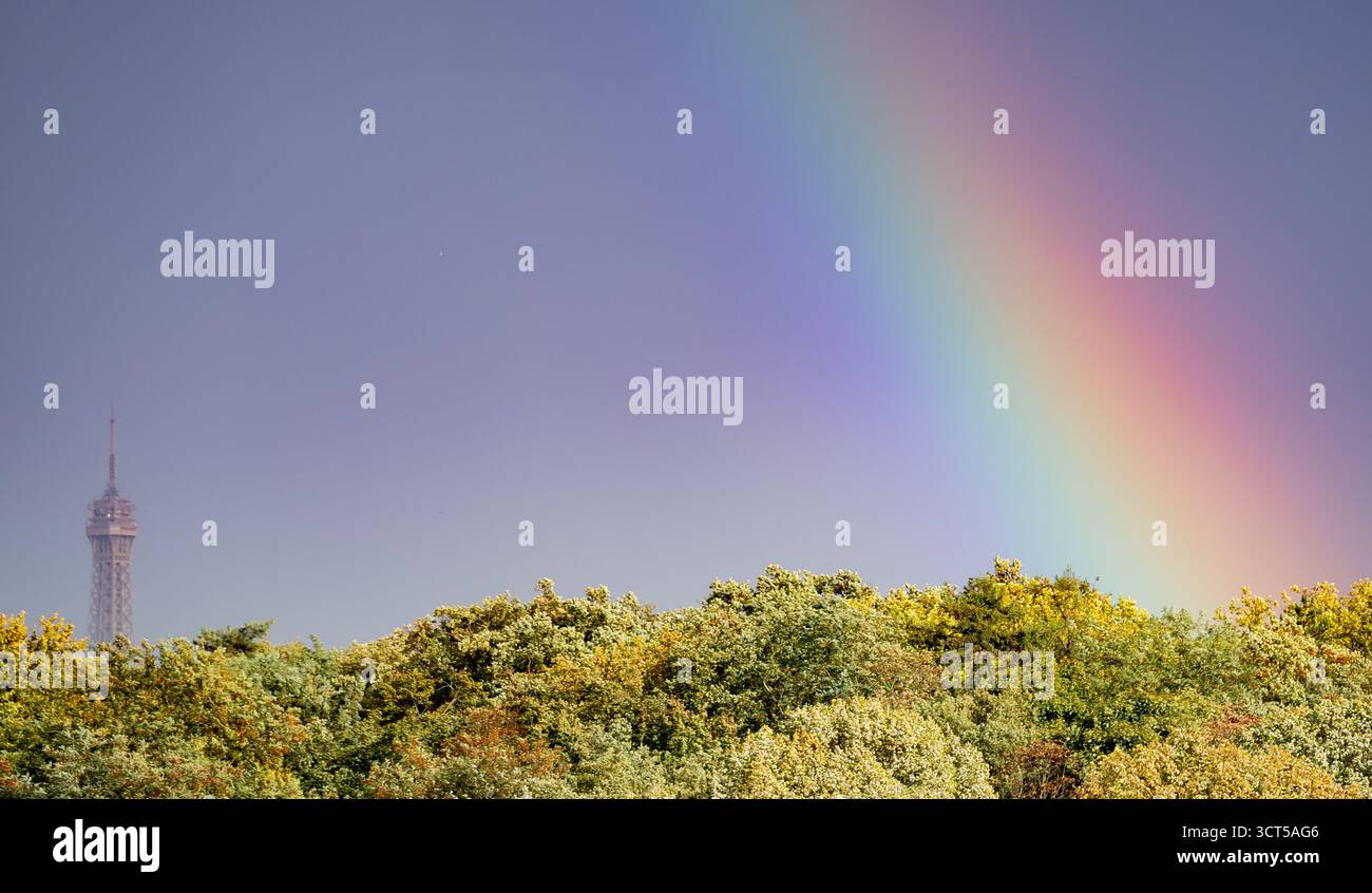 Paris, France, samedi 4 octobre 2025 ; un arc-en-ciel est photographié au-dessus de l'Hippodrome ParisLongchamp et à proximité de la Tour Eiffel, avant la course du Groupe 2 Qatar Prix Dollar 2025. Crédit JTW Equine images / Alamy Live News. Banque D'Images