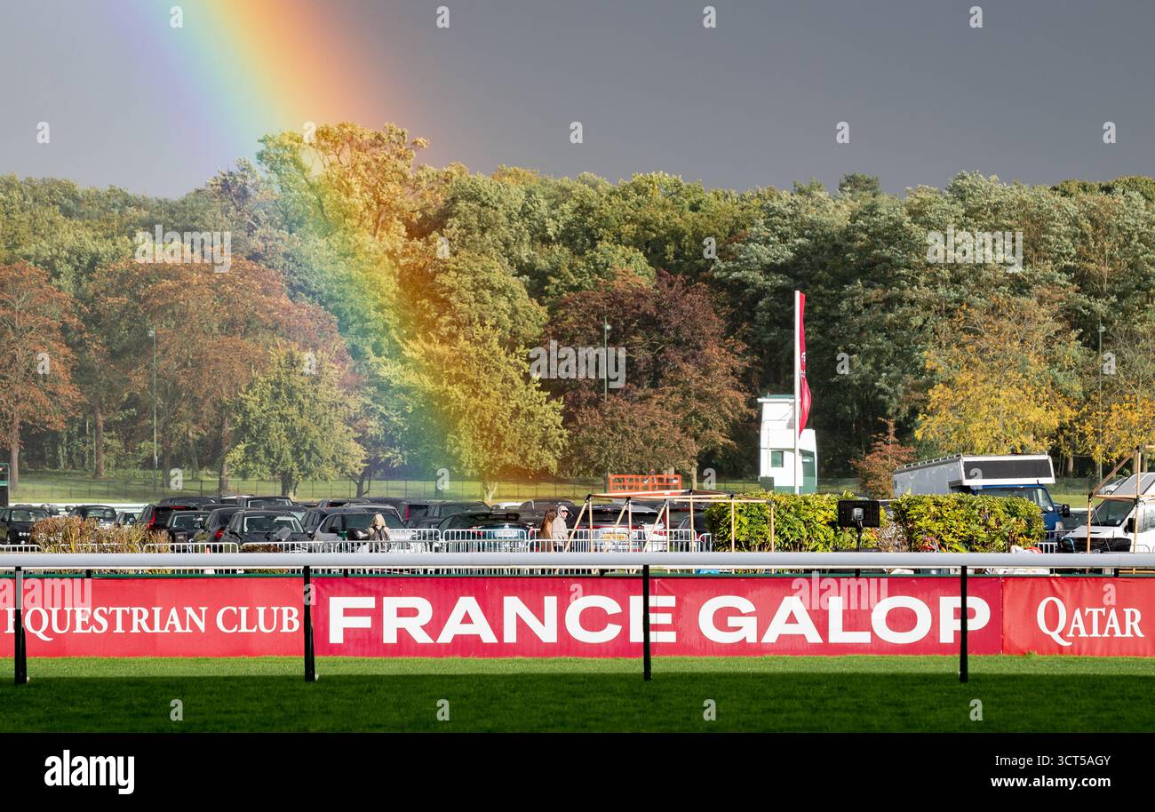 Paris, France, samedi 4 octobre 2025 ; un arc-en-ciel est photographié au-dessus de l'Hippodrome ParisLongchamp avant la course du Groupe 2 Qatar Prix Dollar 2025. Crédit JTW Equine images / Alamy Live News. Banque D'Images