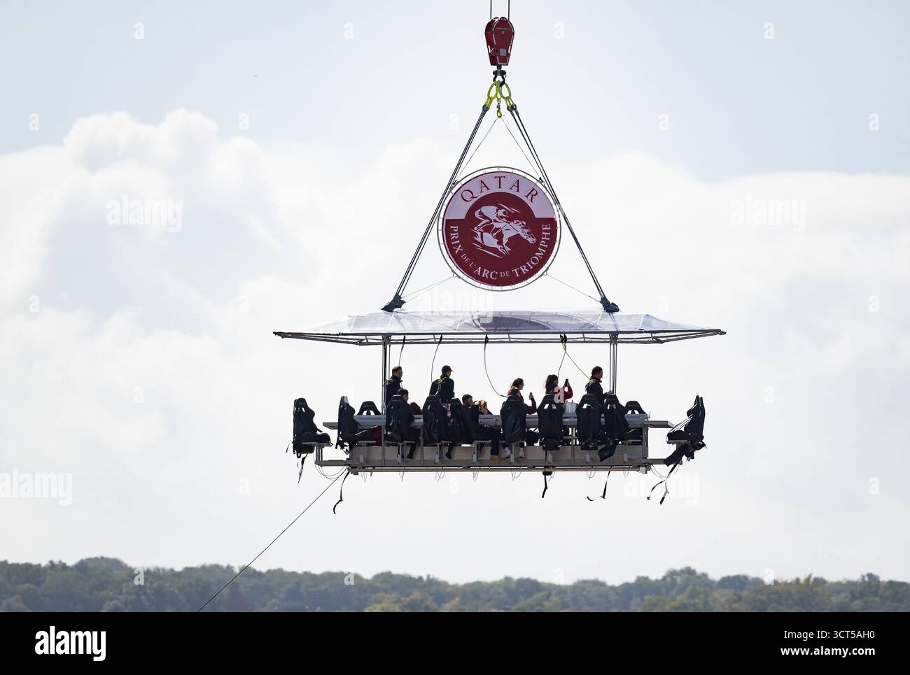 Paris, France, samedi 4 octobre 2025 ; les coureurs profitent de la vue depuis le Sommet de l'Arc, un point de vue suspendu à une grue où les coureurs peuvent dîner dans le ciel. Crédit JTW Equine images / Alamy Live News. Banque D'Images