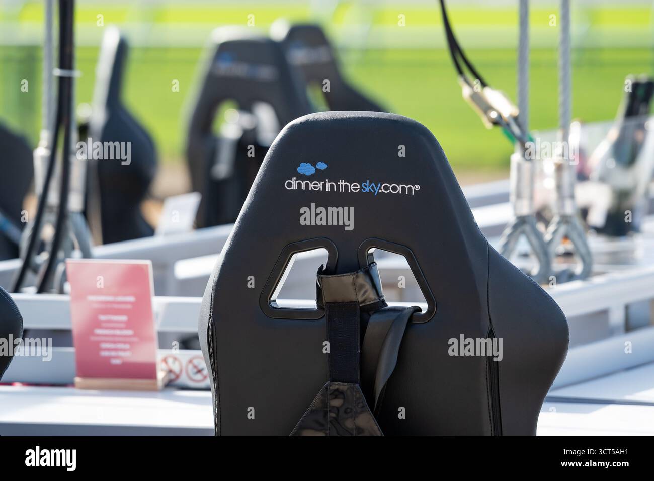 Paris, France, samedi 4 octobre 2025 ; les sièges sont photographiés et font partie du Sommet de l'Arc, un point de vue suspendu à une grue où les coureurs peuvent dîner dans le ciel. Crédit JTW Equine images / Alamy Live News. Banque D'Images