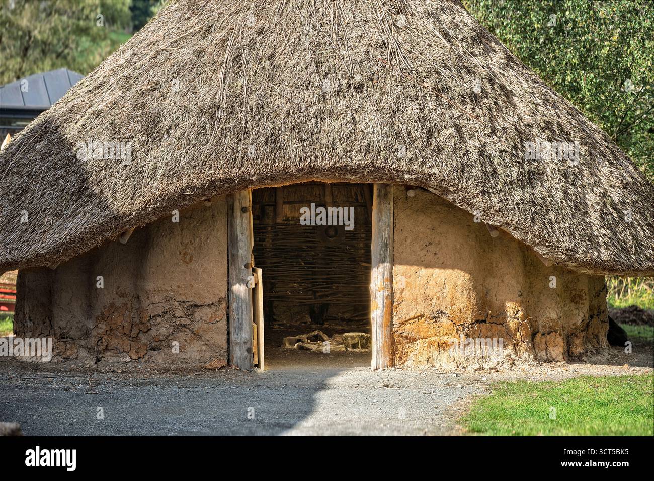 Vue détaillée du mur de la colonie viking reconstruit avec un hochet en bois et une boue, mettant en valeur l'artisanat, parc patrimonial. Banque D'Images