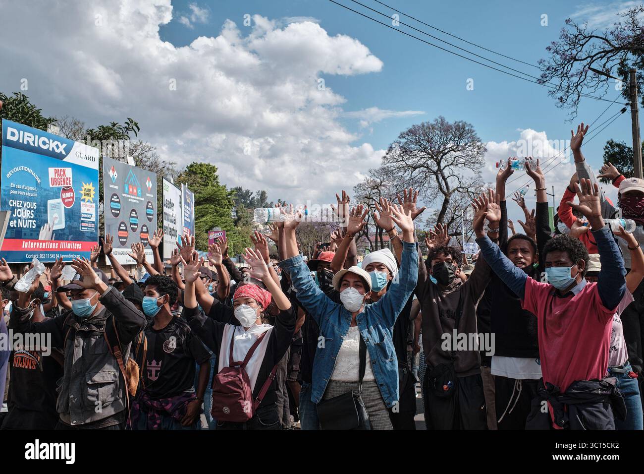 Antananarivo, Analamanga, Madagascar. 4 octobre 2025. Une foule de manifestants composée a levé la main, criant qu’ils n’étaient pas armés et ne voulaient atteindre la place de la démocratie que pour exercer leur droit à la libre expression à Anosy, Antananarivo, le 4 octobre 2025. Il marque le septième jour de manifestations initiées par la génération Z et rejointes par d'autres groupes, y compris des artistes, des influenceurs et des étudiants universitaires. Les manifestants appellent à la démission du président Andry Rajoelina et de plusieurs responsables alliés avec lui. (Crédit image : © iAko Randrianarivelo/ZUMA Press Wire) EDITO Banque D'Images