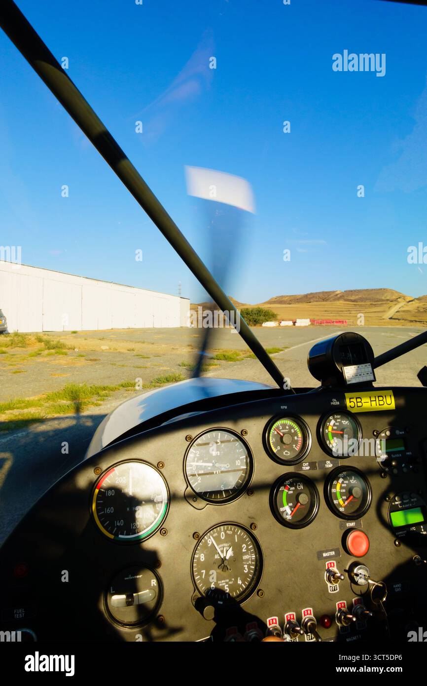 cockpit et tableau de bord. Avion léger Apollo Fox. STOL à aile haute, microlight. Chypre Banque D'Images