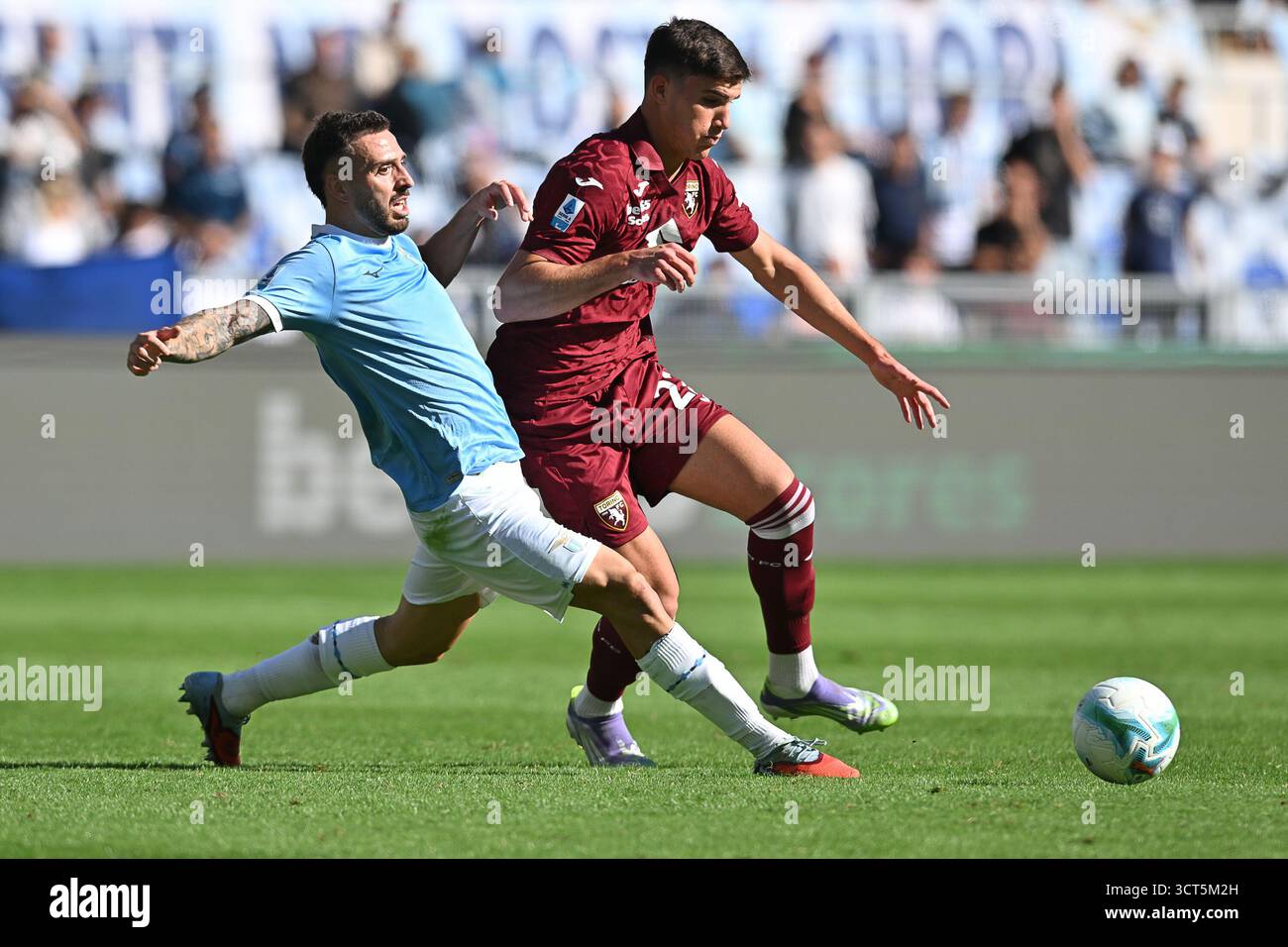 Rome, Italie. 4 octobre 2025, stade Olimpico, Rome, Italie ; Serie A Enilive Football match ; Lazio contre Torino ; Cesare Casadei de Torino FC, Mario Gilaof SS Lazio crédit : Roberto Ramaccia/Alamy Live News Banque D'Images