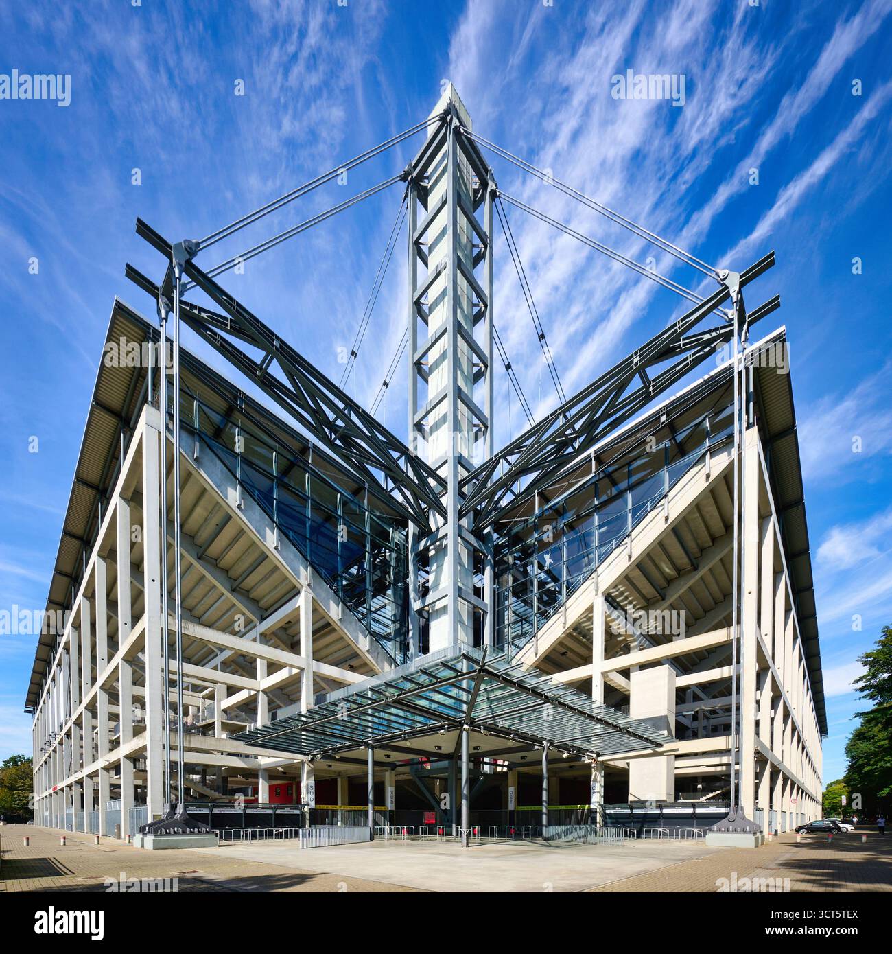 Cologne, Allemagne 19 septembre 2025 : entrée et architecture emblématique et symétrique du RheinEnergieStadion à Cologne, Allemagne, domicile de 1. FC Köln Banque D'Images