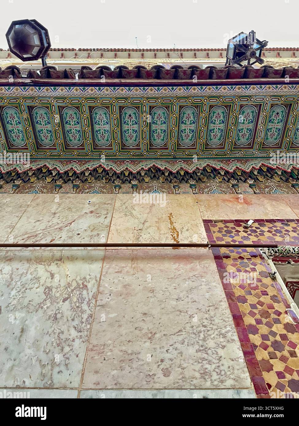 Légende : détail architectural d'un bâtiment de Tanger avec une corniche colorée, une bande de carreaux de mosaïque, des panneaux muraux en marbre. Prise le : 3 octobre 2025 Banque D'Images