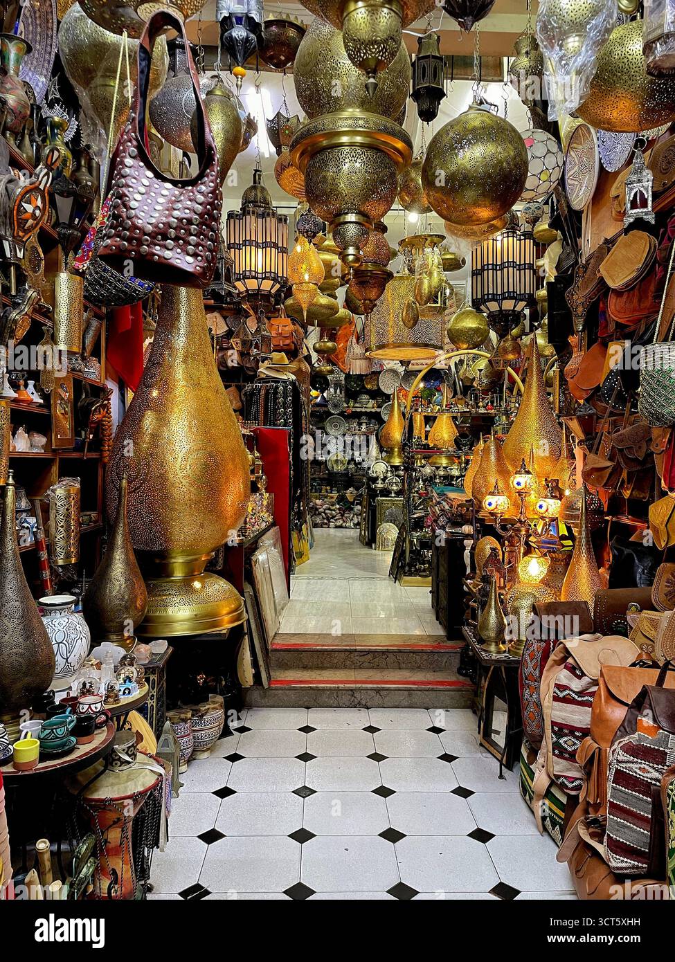 Intérieur traditionnel du marché marocain à Tanger, Maroc, présentant des lanternes en laiton ornées, des paniers tissés, de la poterie et des textiles. Prise le 3 octobre 2025. Banque D'Images