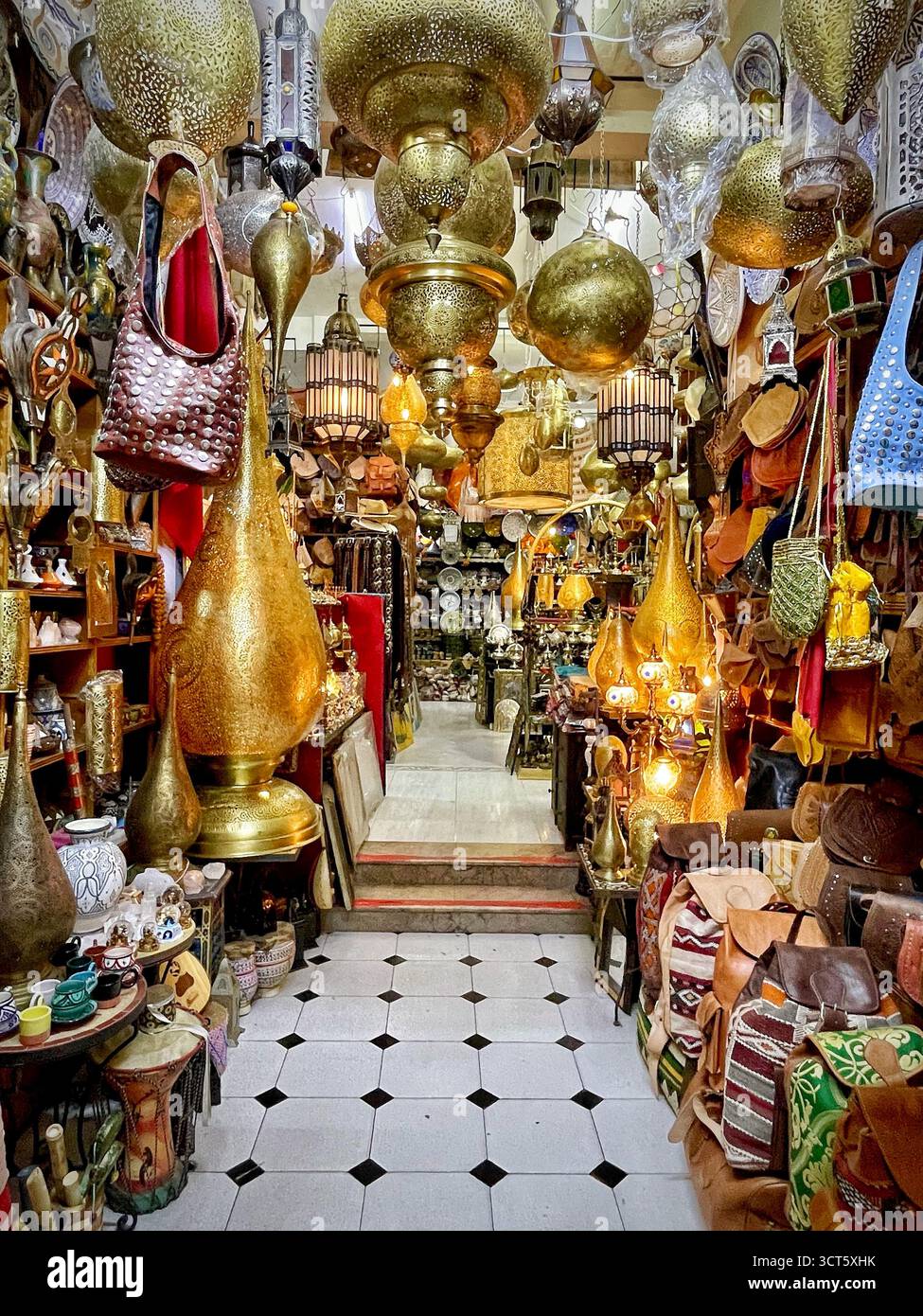 Intérieur traditionnel du marché marocain à Tanger, Maroc, présentant des lanternes en laiton ornées, des paniers tissés, de la poterie et des textiles. Prise le 3 octobre 2025. Banque D'Images