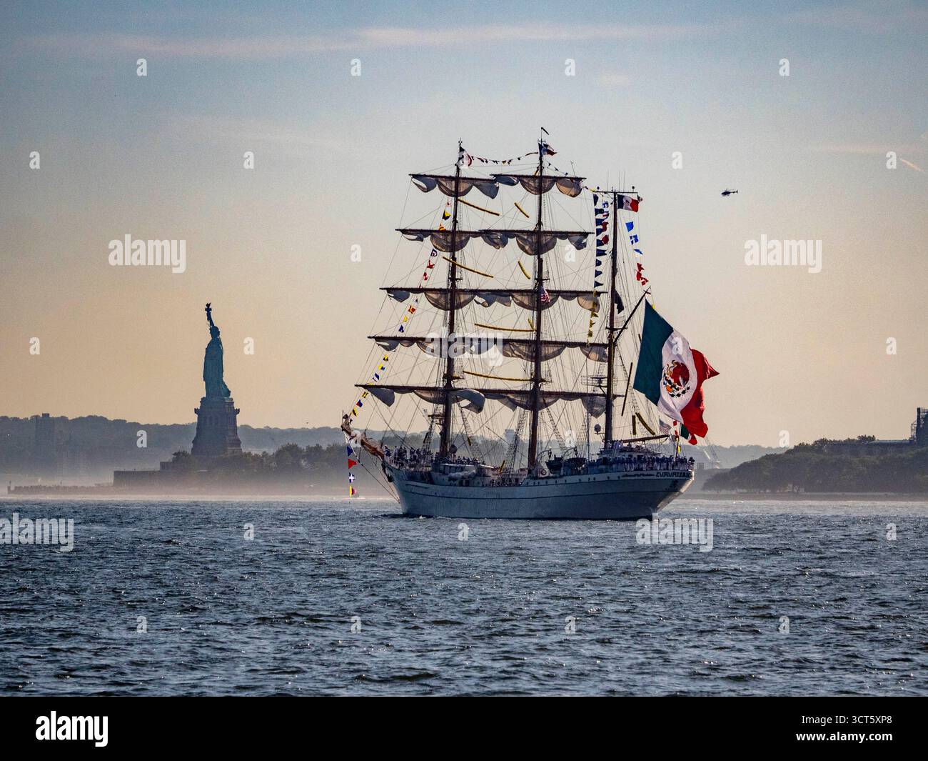 New York, New York, États-Unis. 4 octobre 2025. Le BRAS DE grand voilier mexicain Cuauhtemoc descend le fleuve Hudson en passant devant la Statue de la liberté. Après avoir subi des réparations dans un chantier naval de New York et passé du temps au Pier 86. Le navire d'entraînement est entré en collision avec le pont de Brooklyn. Malheureusement, deux cadets à bord ont été tués en mai 2025. Le navire et son équipage sont en route pour le Mexique. (Crédit image : © Milo Hess/ZUMA Press Wire) USAGE ÉDITORIAL SEULEMENT ! Non destiné à UN USAGE commercial ! Banque D'Images