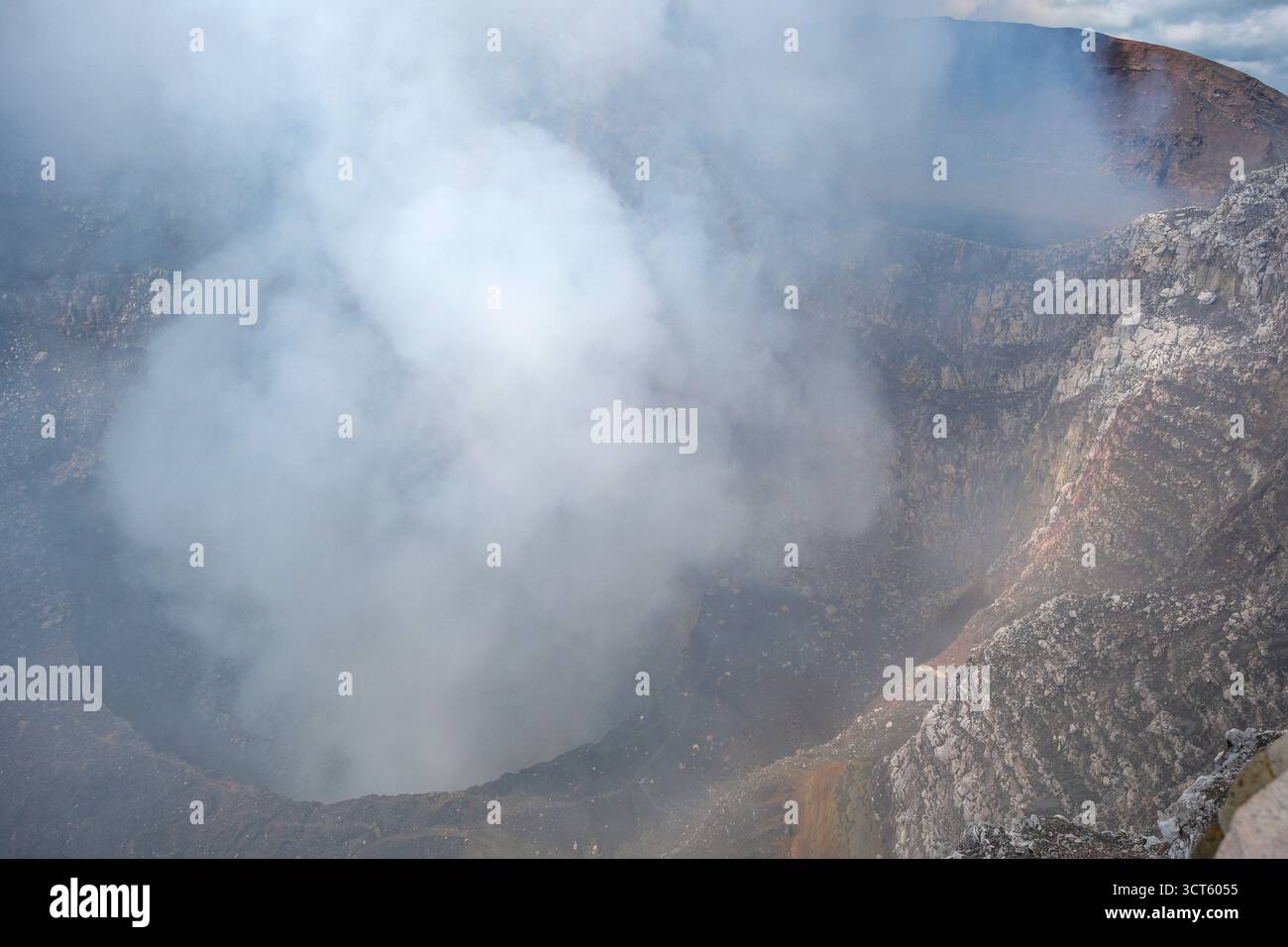 Masaya, Nicaragua - 3 octobre 2025 : vue du cratère Santiago, l'un des cinq cratères du volcan Masaya au Nicaragua. Banque D'Images