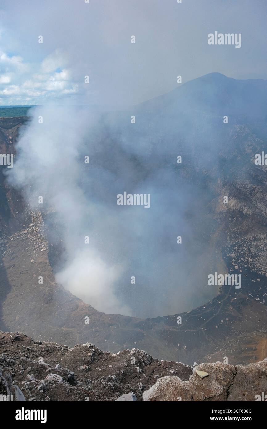 Masaya, Nicaragua - 3 octobre 2025 : vue du cratère Santiago, l'un des cinq cratères du volcan Masaya au Nicaragua. Banque D'Images