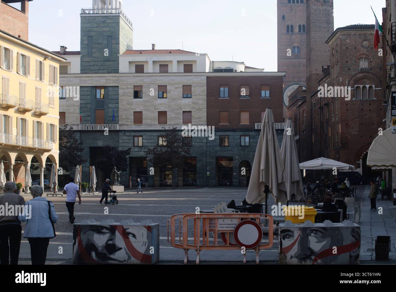 Cremona, Italie - 30 septembre 2025 Une place italienne ensoleillée à Crémone présente une architecture historique et des bâtiments modernes avec des gens marchant et o Banque D'Images