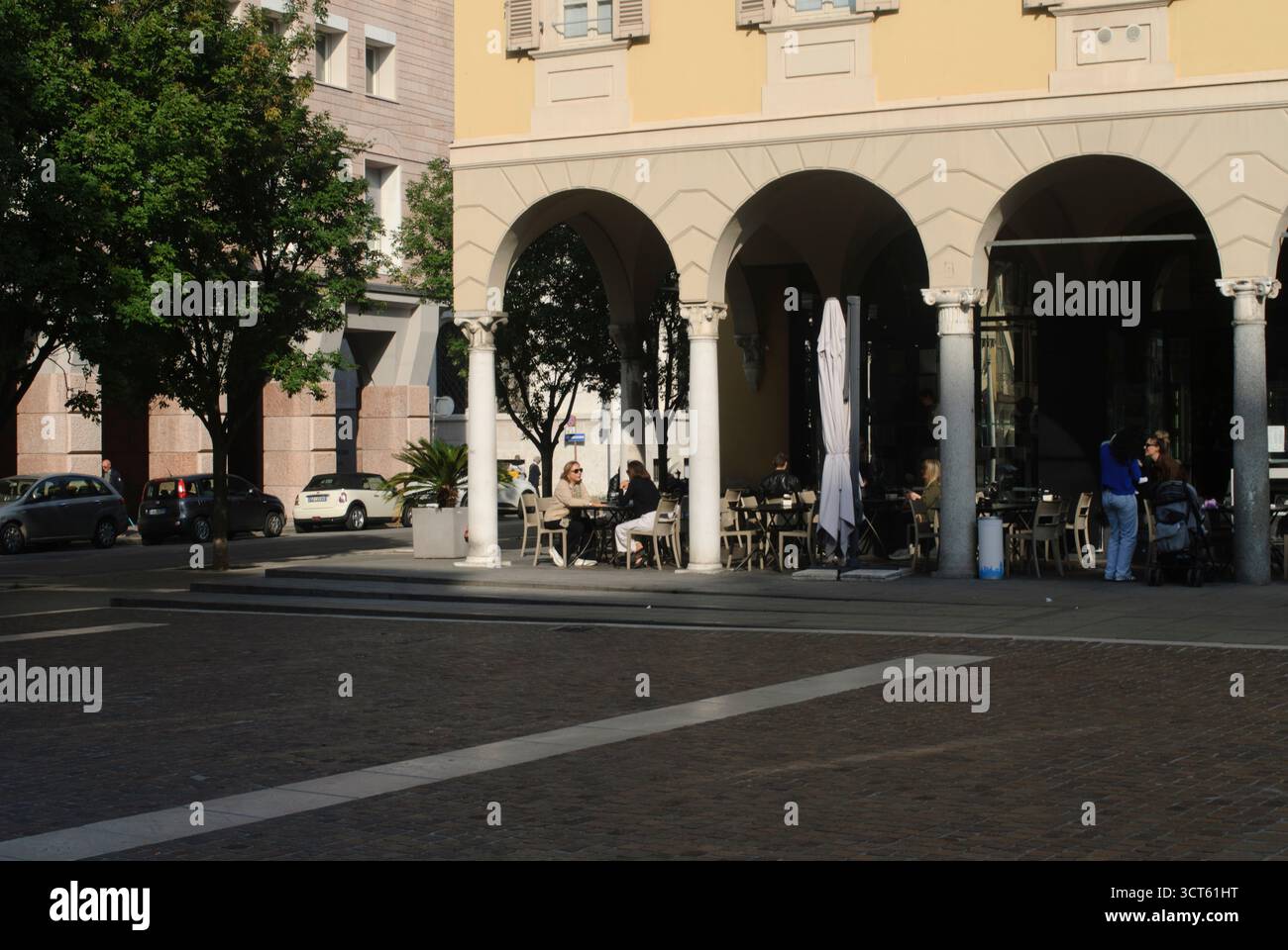 Cremona, Italie - 30 septembre 2025 vue panoramique d'un bâtiment à arcades avec sièges extérieurs dans la place historique de la ville de Crémone Italie mettant en vedette i. Banque D'Images