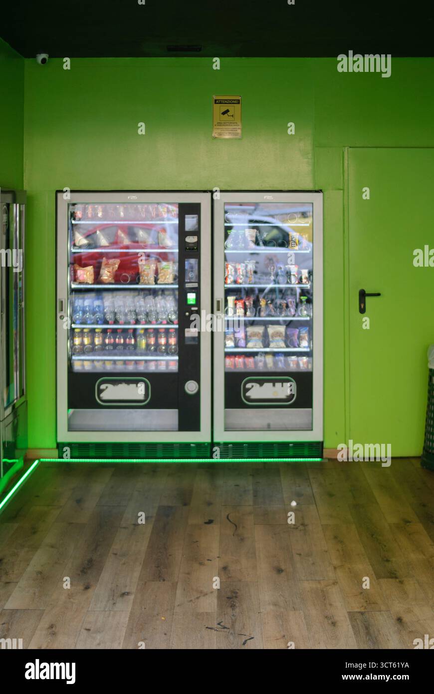 Cremona, Italie - 30 septembre 2025 rangée de distributeurs automatiques en libre-service proposant diverses collations et boissons, dans une salle très éclairée avec vibra Banque D'Images