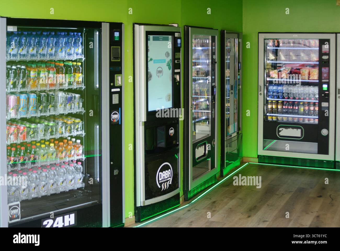 Cremona, Italie - 30 septembre 2025 rangée de distributeurs automatiques en libre-service proposant diverses collations et boissons, dans une salle très éclairée avec vibra Banque D'Images