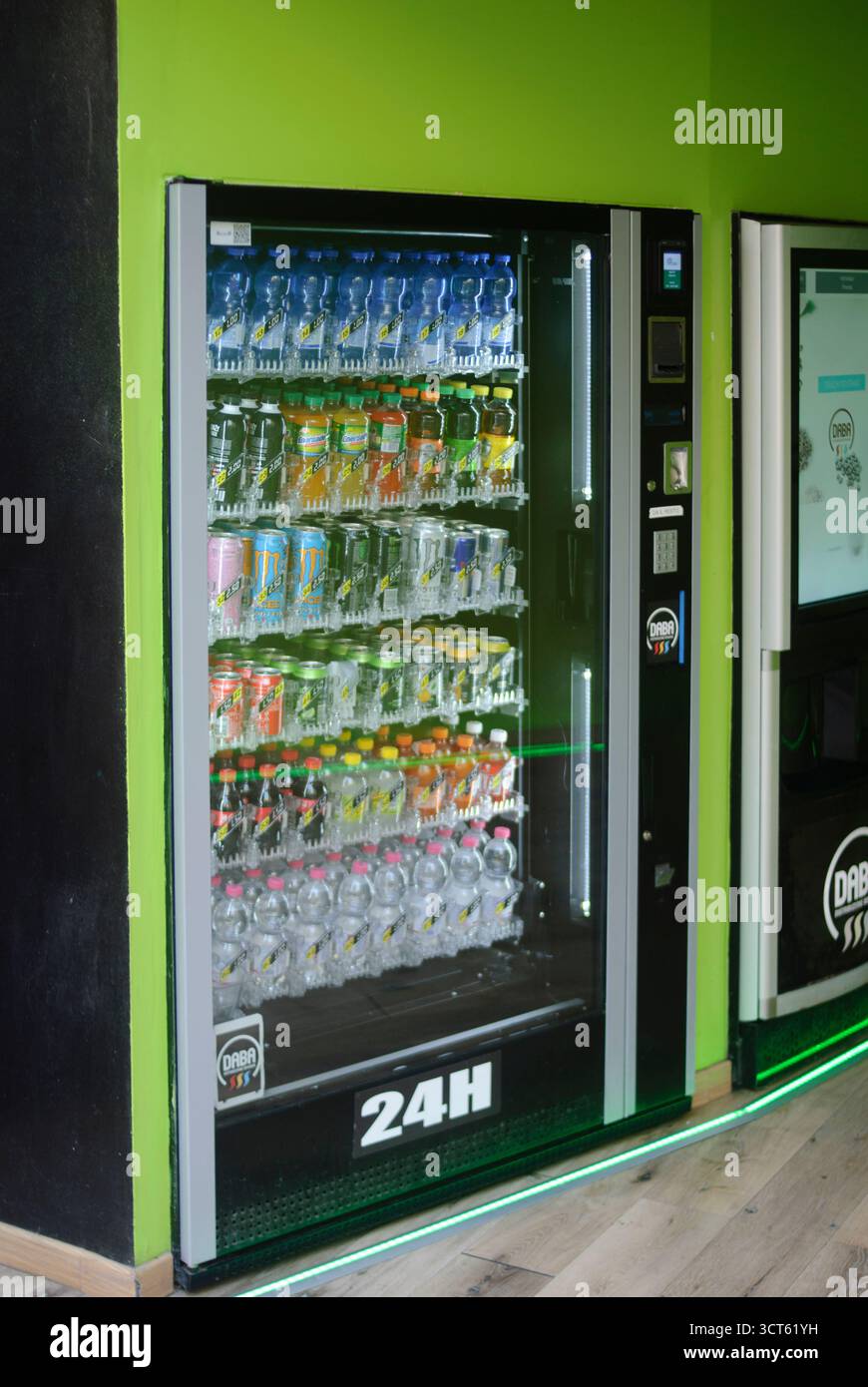 Cremona, Italie - 30 septembre 2025 rangée de distributeurs automatiques en libre-service proposant diverses collations et boissons, dans une salle très éclairée avec vibra Banque D'Images
